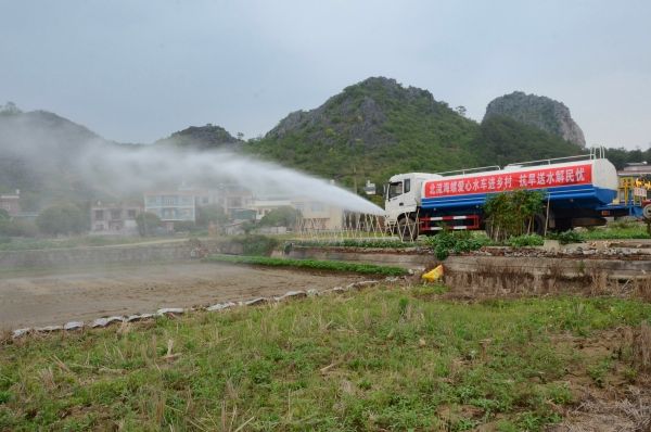 北流海螺開展愛心水車進(jìn)鄉(xiāng)村活動(dòng)，幫助群眾澆灌土地_副本
