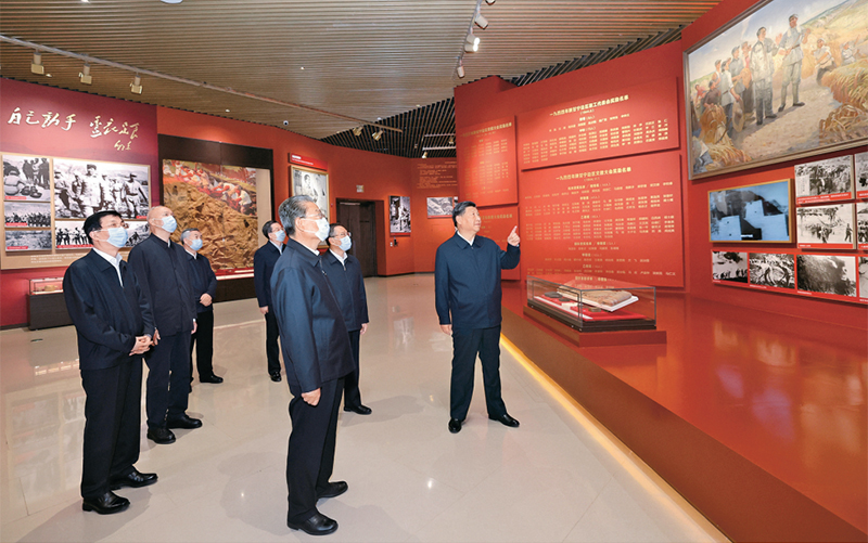 2022年10月27日，中共中央總書記、國家主席、中央軍委主席習近平帶領中共中央政治局常委李強、趙樂際、王滬寧、蔡奇、丁薛祥、李希，瞻仰延安革命紀念地。這是習近平等在延安革命紀念館，參觀《偉大歷程——中共中央在延安十三年歷史陳列》。 新華社記者 鞠鵬/攝